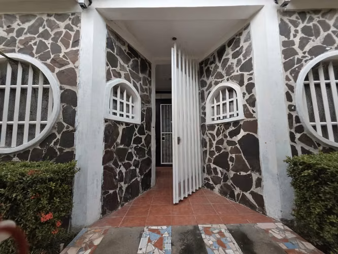 ¡A Minutos del Aeropuerto! Casa de 4 Habitaciones en Montecristi Ahora en $105,000 - Imagen 2