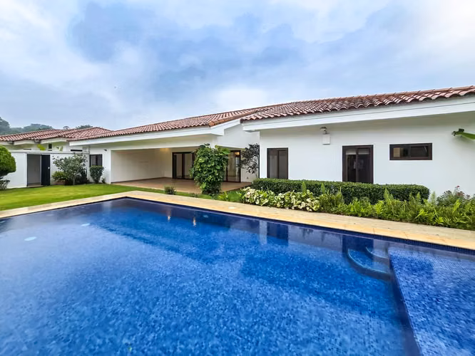 Exclusividad y Lujo en Santo Domingo – Casa en Condominio
