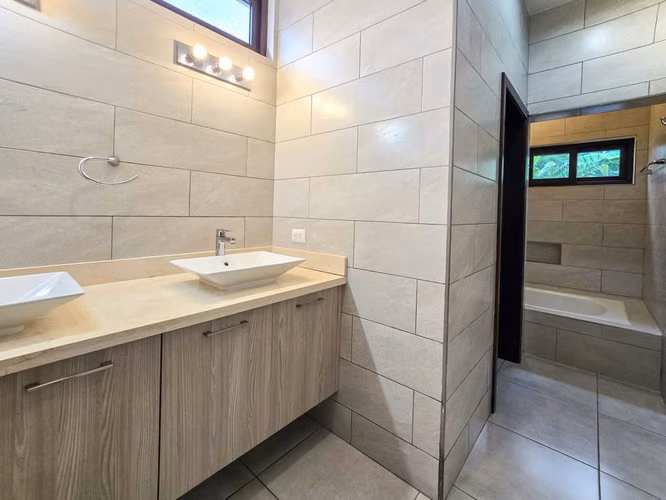 Exclusividad y Lujo en Santo Domingo – Casa en Condominio