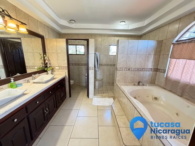 Rento Casa Amueblada en Santo Domingo – 5 Habitaciones | Piscina Privada | Finos Acabados