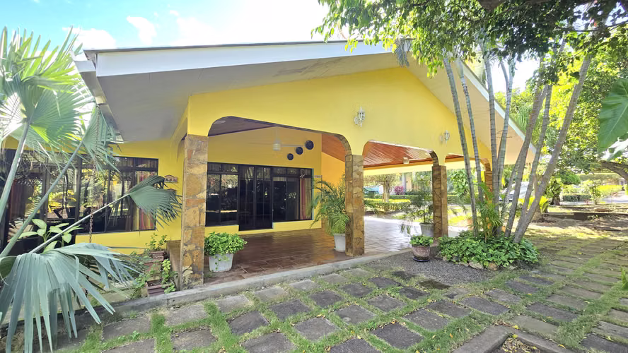 YA- Rento bonita casa amueblada en condominio en carretera a Masaya