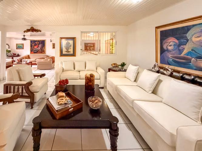 KC-Hermosa Casa en Venta con Piscina en Altos de Santo Domingo