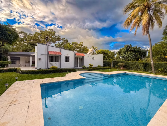 KC-Hermosa Casa en Venta con Piscina en Altos de Santo Domingo