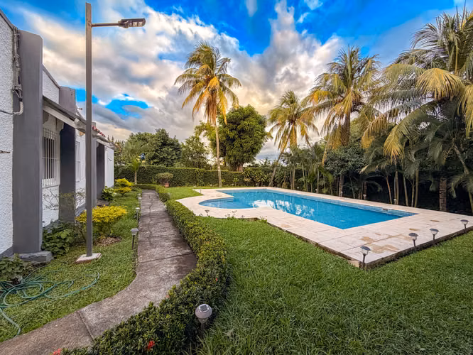 KC-Hermosa Casa en Venta con Piscina en Altos de Santo Domingo