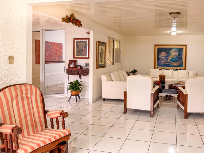 KC-Hermosa Casa en Venta con Piscina en Altos de Santo Domingo