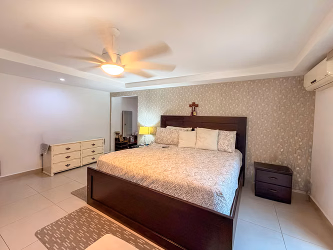 KC-Hermosa Casa en Venta con Piscina en Altos de Santo Domingo