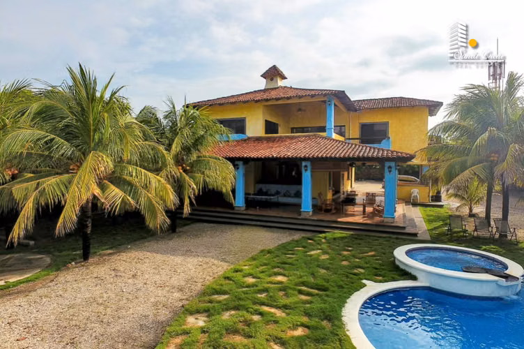 Se vende hermosa casa frente al mar  LL