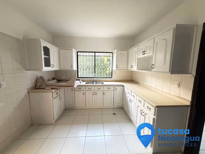 Rento Casa Grande de Una Planta – 3 Habitaciones | Techos Altos | Condominio Seguro - Imagen 4