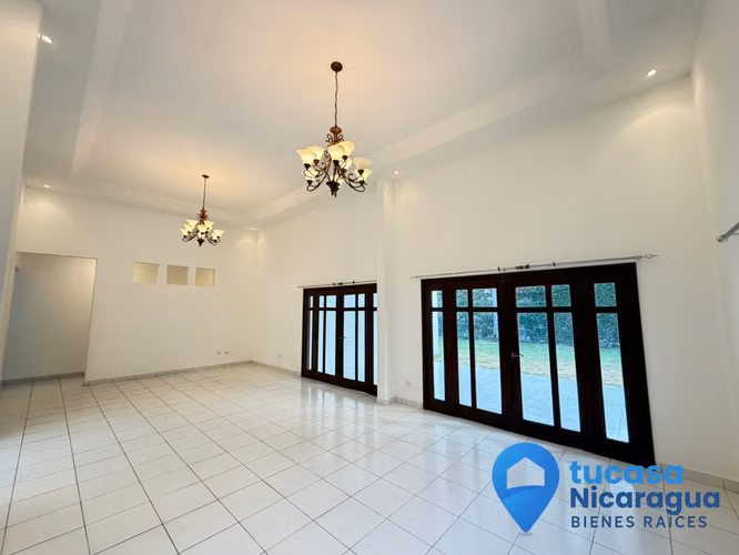 Rento Casa Grande de Una Planta – 3 Habitaciones | Techos Altos | Condominio Seguro - Imagen 3