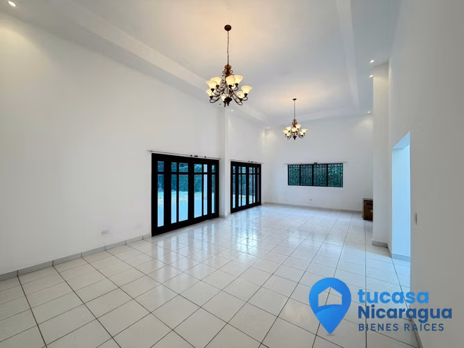 Rento Casa Grande de Una Planta – 3 Habitaciones | Techos Altos | Condominio Seguro - Imagen 2