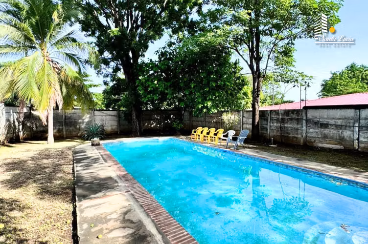 Amplia y Acogedora Casa Con Piscina En Los Robles - LL