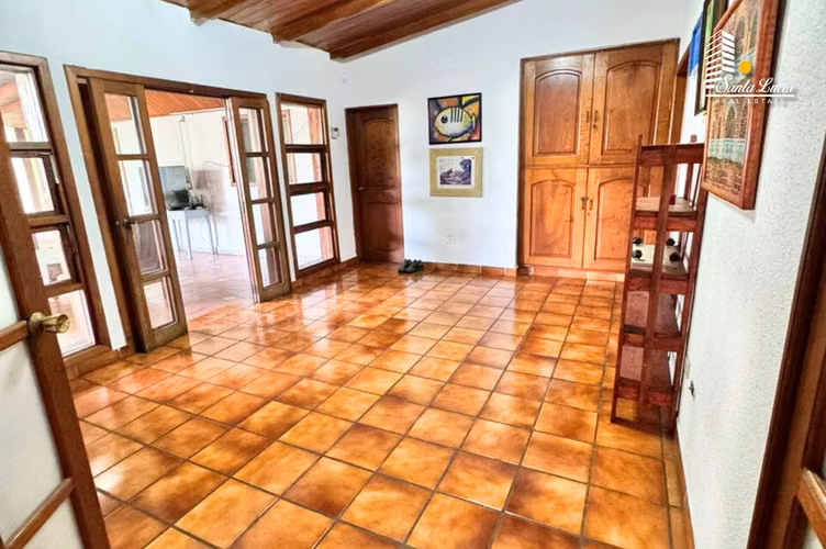 Amplia y Acogedora Casa Con Piscina En Los Robles - LL