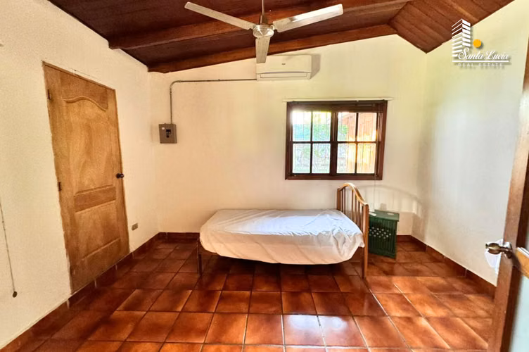 Amplia y Acogedora Casa Con Piscina En Los Robles - LL