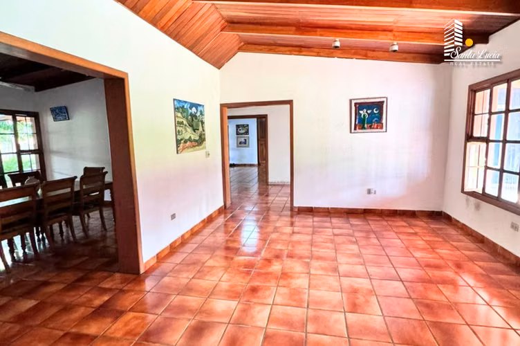 Amplia y Acogedora Casa Con Piscina En Los Robles - LL