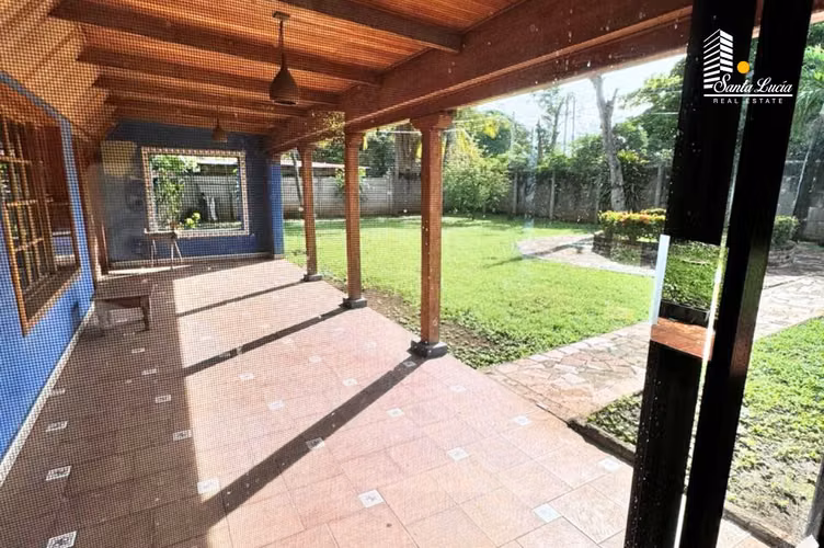 Amplia y Acogedora Casa Con Piscina En Los Robles - LL