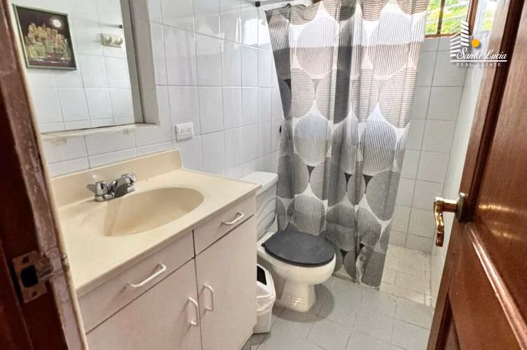 Amplia y Acogedora Casa Con Piscina En Los Robles - LL