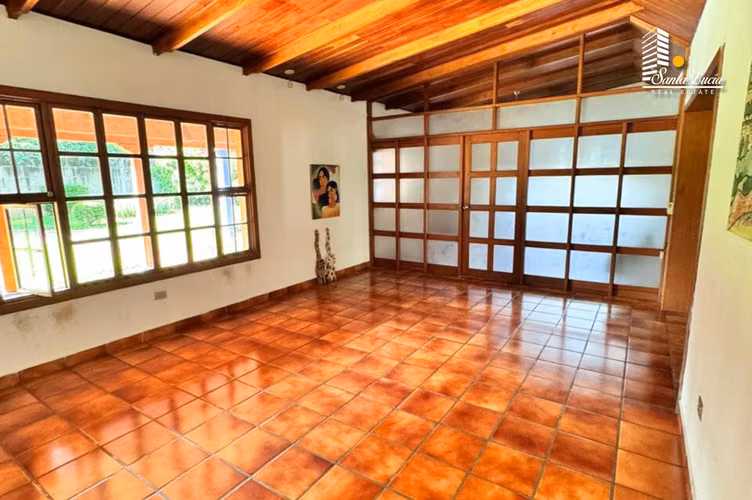 Amplia y Acogedora Casa Con Piscina En Los Robles - LL
