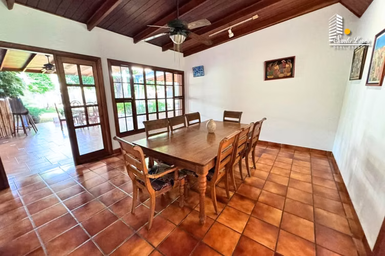 Amplia y Acogedora Casa Con Piscina En Los Robles - LL