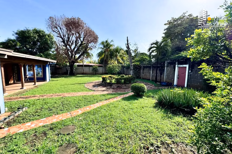 Amplia y Acogedora Casa Con Piscina En Los Robles - LL