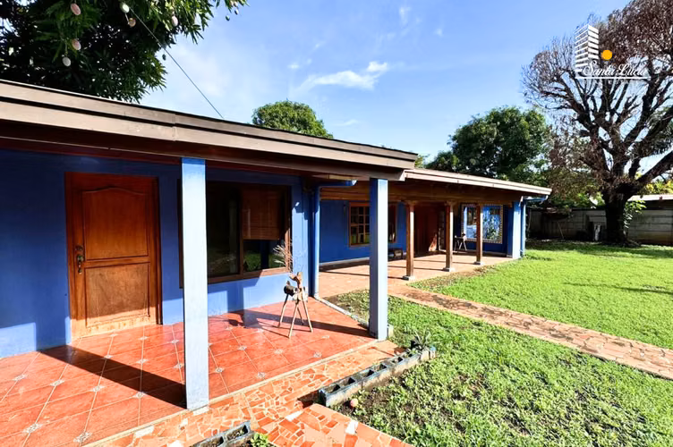 Amplia y Acogedora Casa Con Piscina En Los Robles - LL