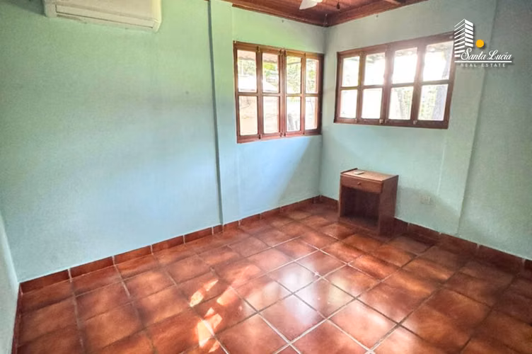 Amplia y Acogedora Casa Con Piscina En Los Robles - LL