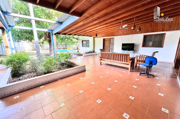 Amplia y Acogedora Casa Con Piscina En Los Robles - LL