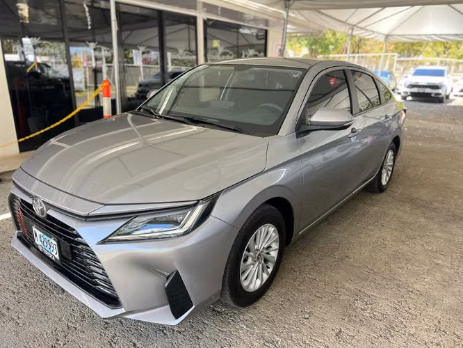 Toyota Yaris E año 2025