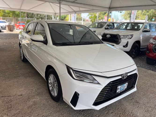 Toyota Yaris E año 2025 Automático