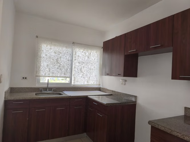 VENTA DE CASA dentro de Residencial en Las Colinas¡