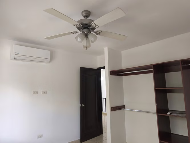 VENTA DE CASA dentro de Residencial en Las Colinas¡