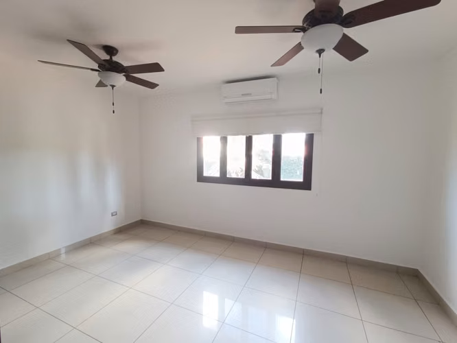 Renta en las colinas casa con finos acabados - Imagen 10
