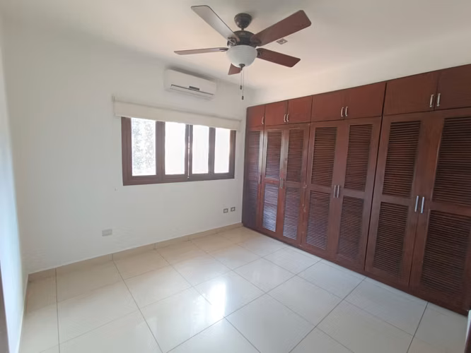 Renta en las colinas casa con finos acabados - Imagen 4