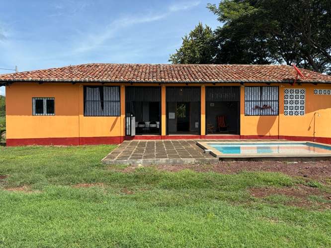 Casa A ESTRENAR de 3 habitaciones con piscina