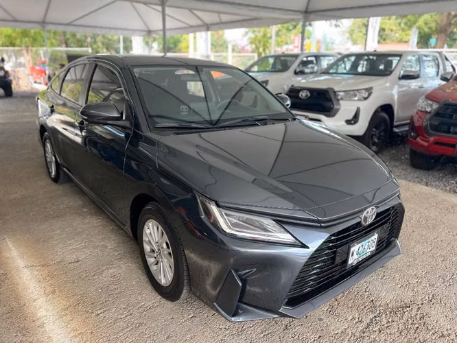 Toyota Yaris E año 2025