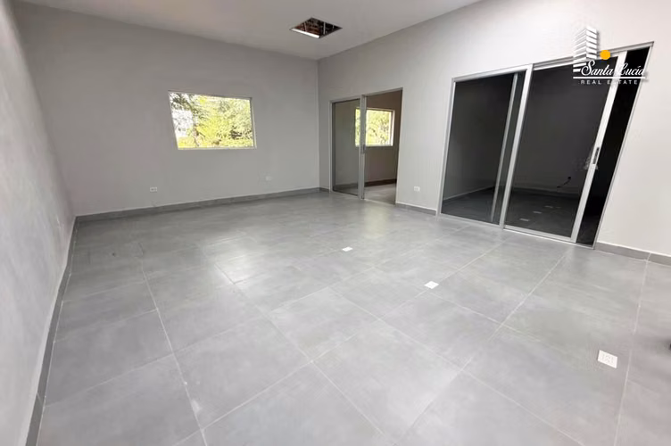  ¡Se rentan oficinas en el corazón de Los Robles! LL