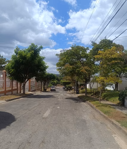 Vendo Casa en Carretera a Masaya cerca de las Colinas dentro de  Residencial MP