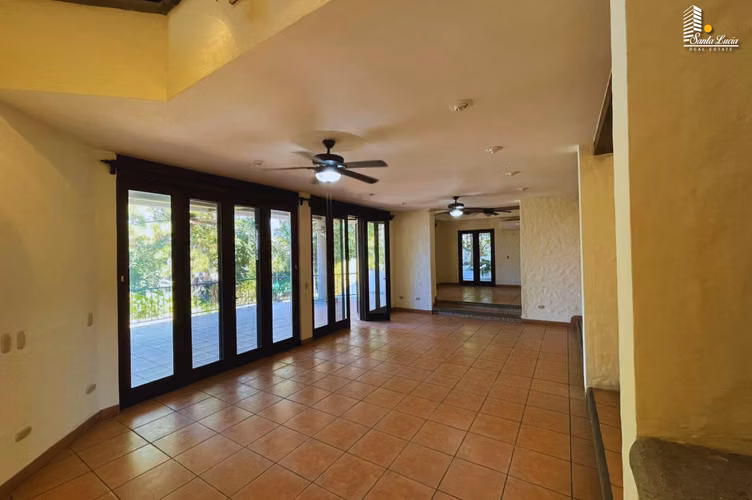 Casa de Dos Plantas en Venta – Villa Fontana Sur/ LL