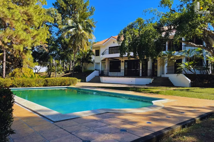 Casa de Dos Plantas en Venta – Villa Fontana Sur/ LL