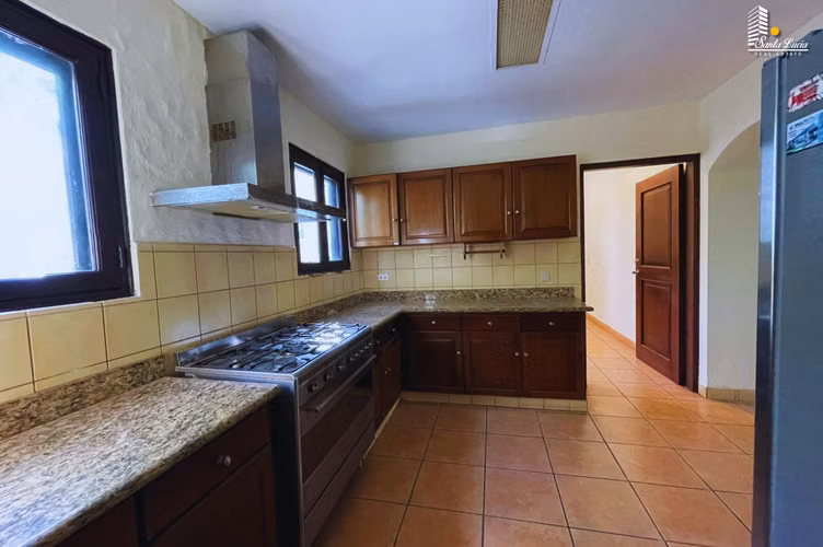 Casa de Dos Plantas en Venta – Villa Fontana Sur/ LL