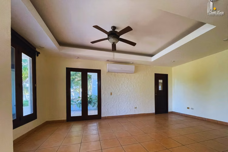 Casa de Dos Plantas en Venta – Villa Fontana Sur/ LL