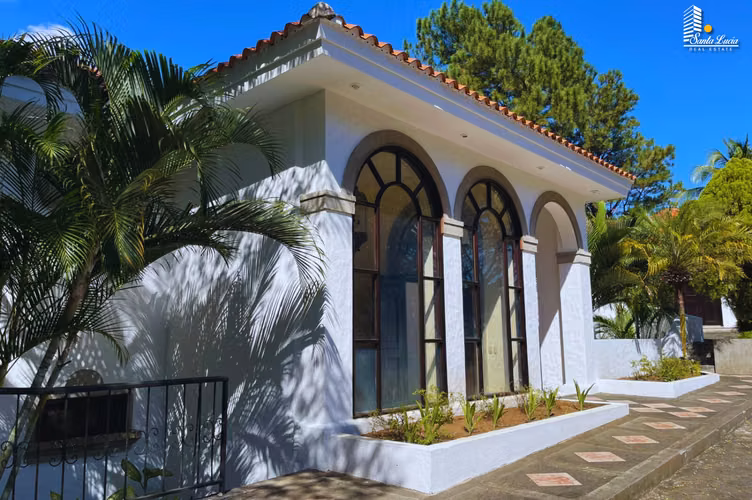 Casa de Dos Plantas en Venta – Villa Fontana Sur/ LL