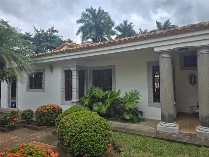 Se Vende Hermosa Casa en Carretera Sur. CV - Imagen 3
