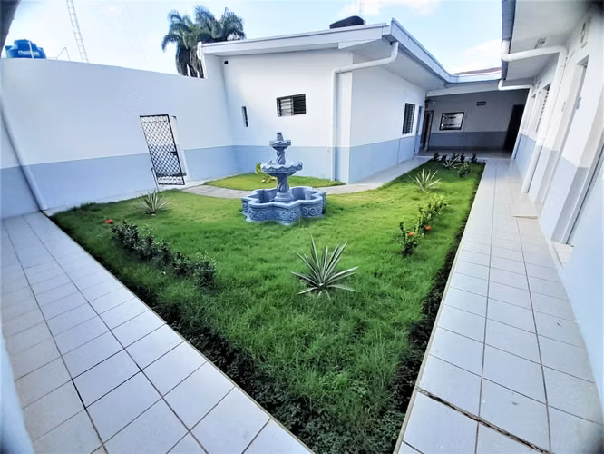 AP-Vendo amplia casa en Bolonia