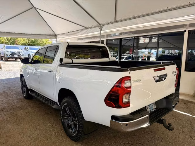 Hilux SR año 2022 automática - Imagen 2