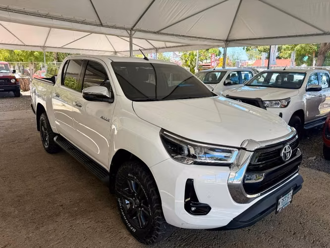 Hilux SR año 2022 automática - Imagen 3