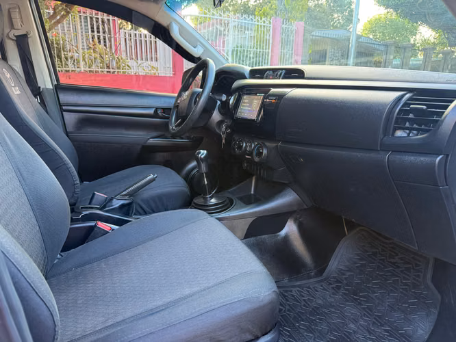HILUX 2025 MEC BASICA 4X4 IMPECABLE SOLO 40000 KM