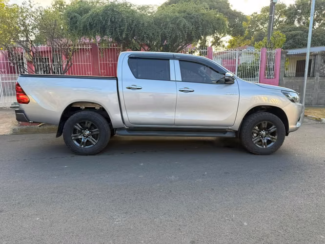 HILUX 2025 MEC BASICA 4X4 IMPECABLE SOLO 40000 KM