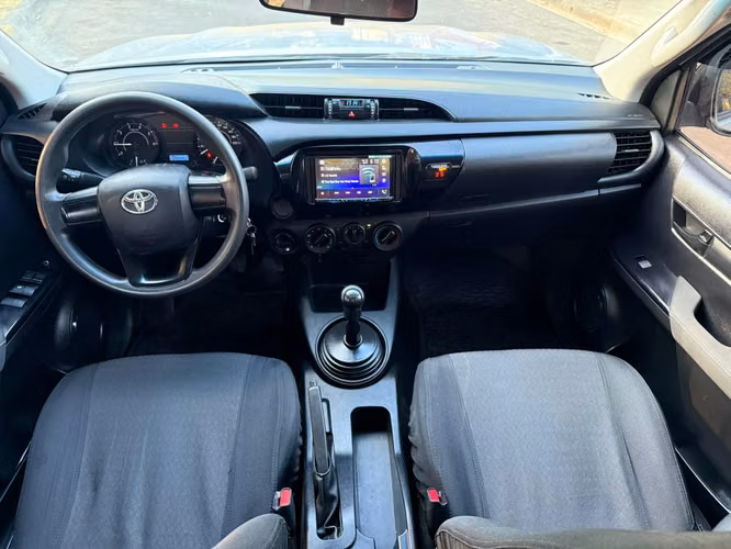 HILUX 2025 MEC BASICA 4X4 IMPECABLE SOLO 40000 KM