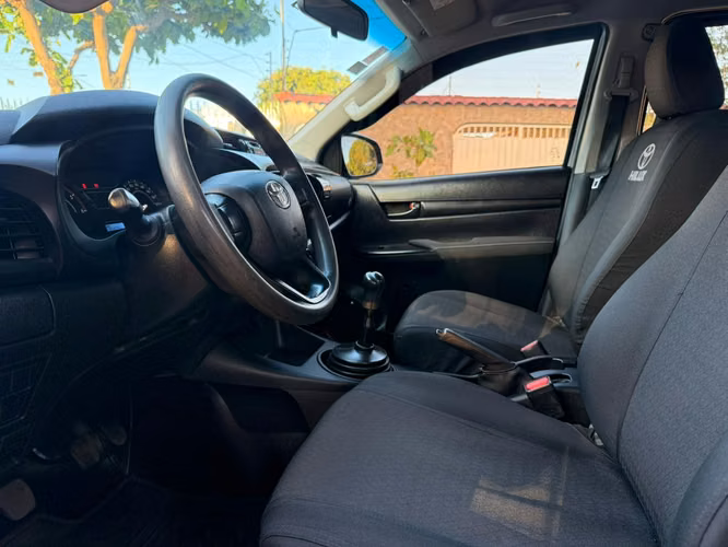 HILUX 2025 MEC BASICA 4X4 IMPECABLE SOLO 40000 KM