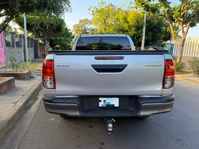 HILUX 2025 MEC BASICA 4X4 IMPECABLE SOLO 40000 KM